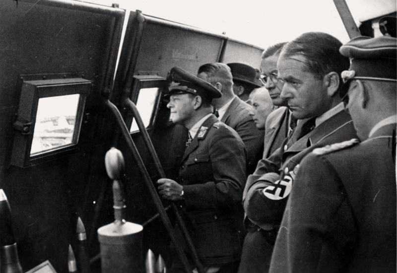 Albert Speer bei einer Waffenvorführung im Oktober 1943, Bundesarchiv, Bild 183-J15733 / CC-BY-SA 3.0